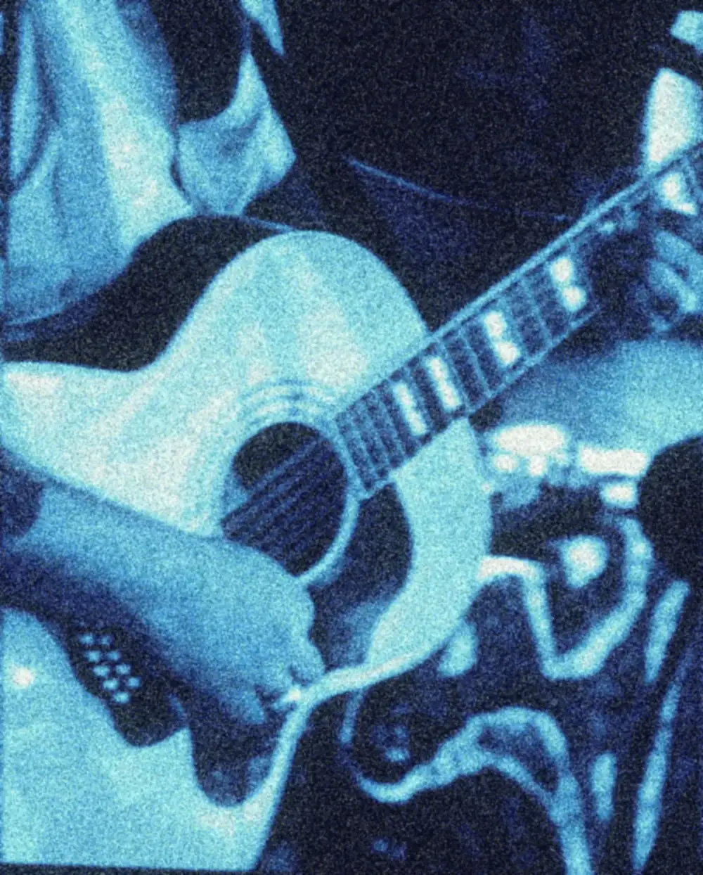 Manos sobre una guitarra acústica, en tono cyan con grano